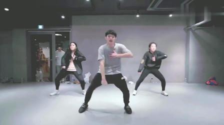 一男两女的舞蹈表演，动作简单易学，是你喜欢的风格吗?