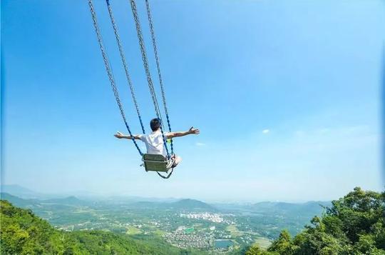 旅游正文没错,就是在抖音上爆火刷屏的悬崖秋千这是2018年8月新开
