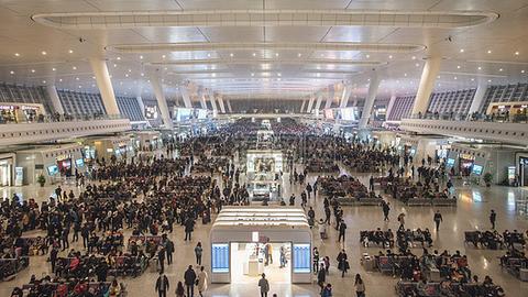 上海虹桥高铁站人山人海