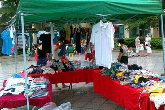 摆地摊卖什么最赚钱而且很受欢迎:摆摊卖衣服/卖小吃等