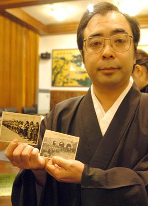 大东仁展示历史照片