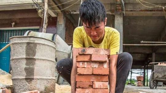 9岁男孩一完成高考就去工地搬砖,为给3岁的弟弟赚