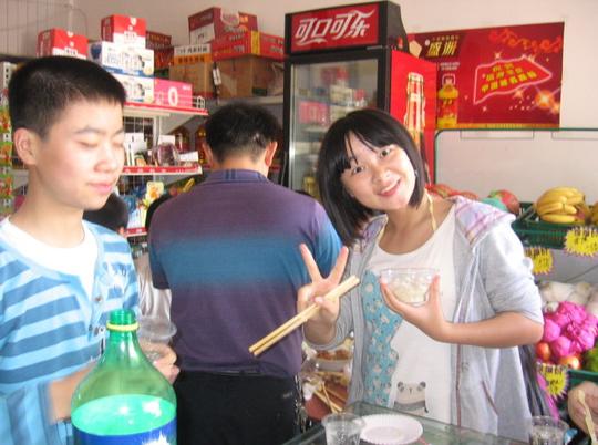 妈妈大早买了好多菜,姐姐姐夫带者孩子都来到我的店里,为侄子过生日.