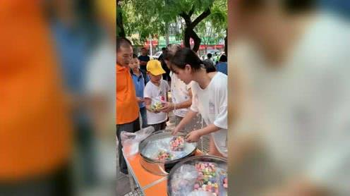 在学校门口生意好好