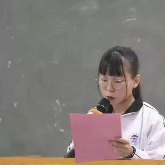 紧接着相关领导对学生们反馈的意见总结作出答复.