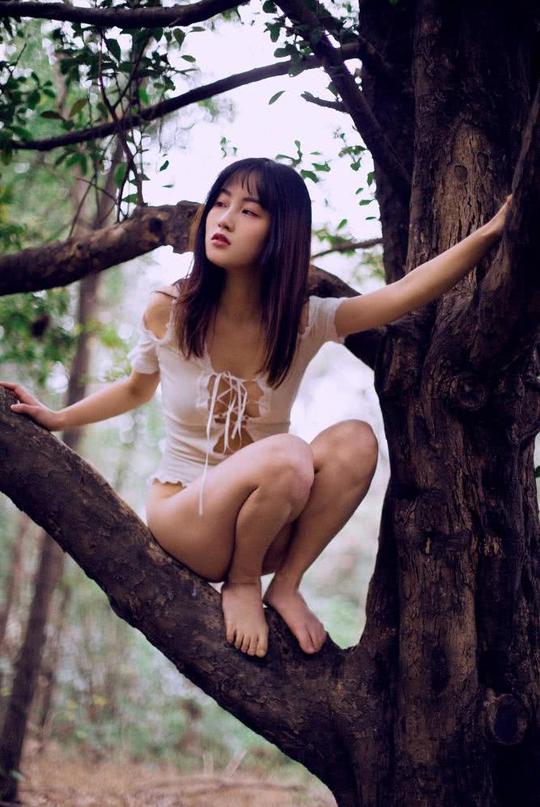 颓废少女之游园惊梦,黑暗森林中的白衣美女的清纯写真