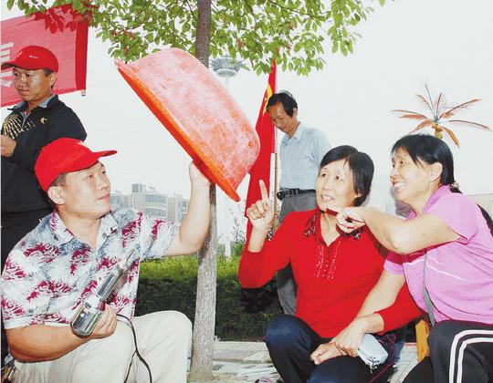 鹤壁市总工会举办“寻访共和国劳模”摄影展工人被逼得欲