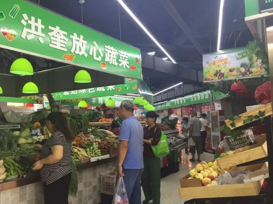 菜市场摊位统一装修,墙面,地砖都有严格标准,"毕竟是吃的东西,做生意