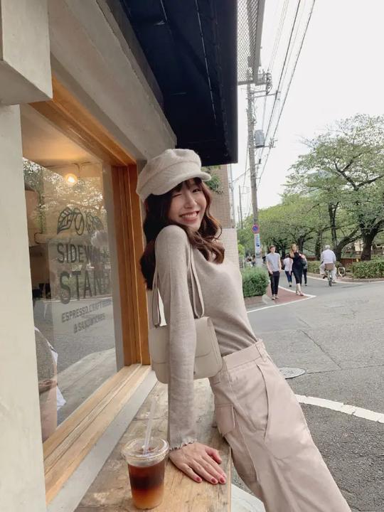 张子萱又晒街拍新风格，针织毛衣配阔腿裤，青春俏皮少女感十足