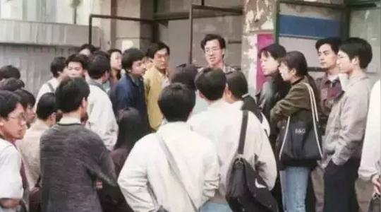 王健林创业三年曾被告222次,刘强东34岁一夜白头,柳传志40岁摆地摊,你