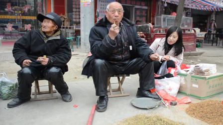 咸阳农村集市上，74岁大爷还在摆摊卖旱烟赚钱，丽丽闻后为其点赞