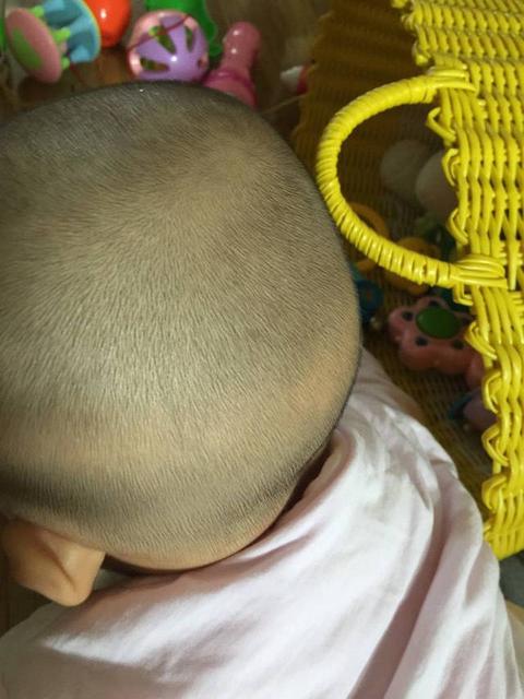 宝宝满月到底要不要剃头