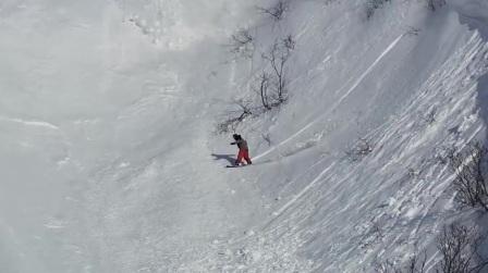 兔子奔跑时碰上雪崩，想收腿却来不及，镜头拍下惊险全过程
