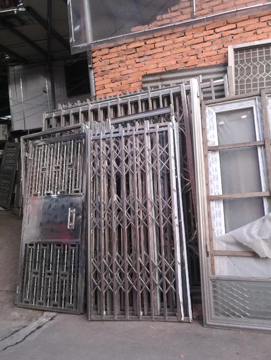 大量二手门窗出售，304老料不锈钢拉闸门，202拉闸门