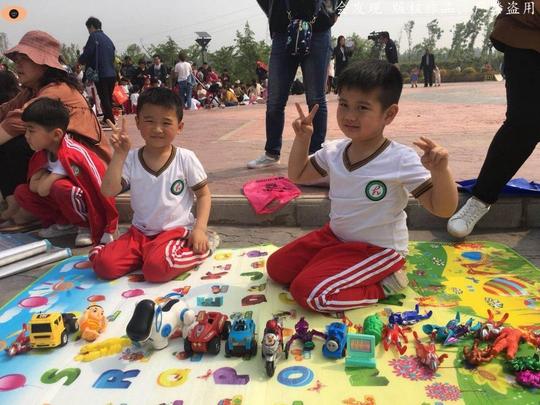 这些孩子在幼儿园就学会了做生意,长大后不想有钱都难