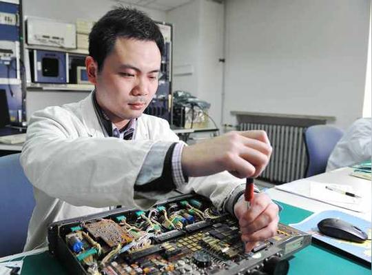 电子维修员邓宇鹏:我的“电子缘”(图)