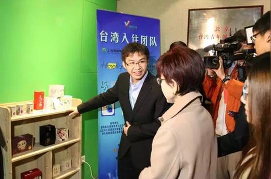郑博宇在创业公社台湾驿站向洪秀柱介绍