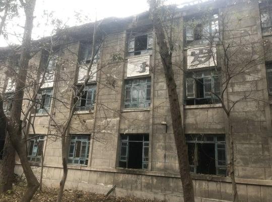朝阳厂入选绵阳首批历史建筑中,有两处灰色的三层楼房,在一系列红色砖