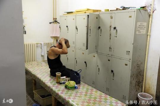 这可是农村冬天最赚钱的行业,就拿我们当地镇上的澡堂子来说,到澡堂子