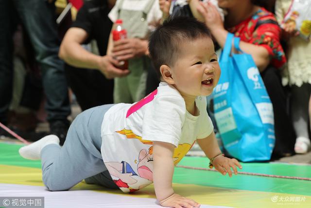 如何让宝宝学会爬行