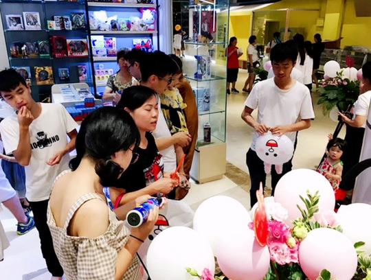 动漫店创业主导年轻市场，顾客排队消费