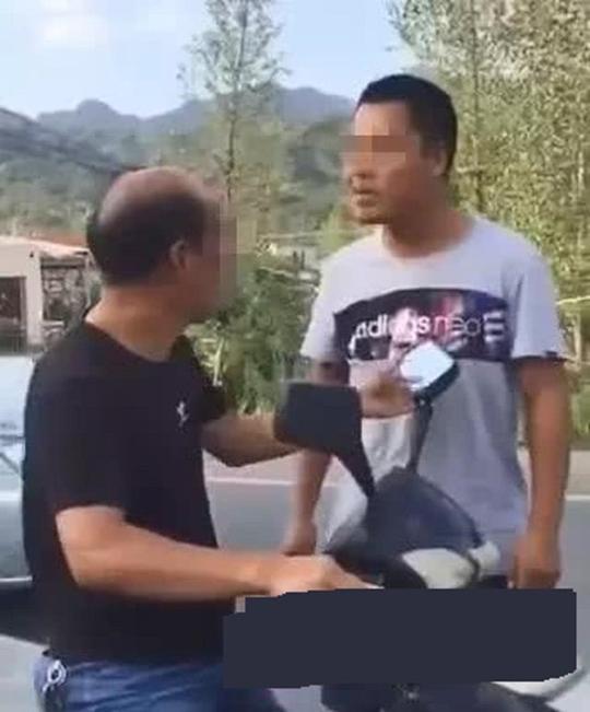 警法正文下图身穿灰色衣服的男子名叫常骁,浙江从事网络服装生意.