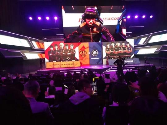 在主办方的带领下,与会人员参观了上海市电竞馆,并观看了2019英雄联盟