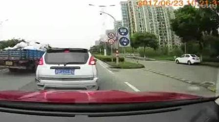 路遇别车,路怒选择了撞上去!真心不应该啊