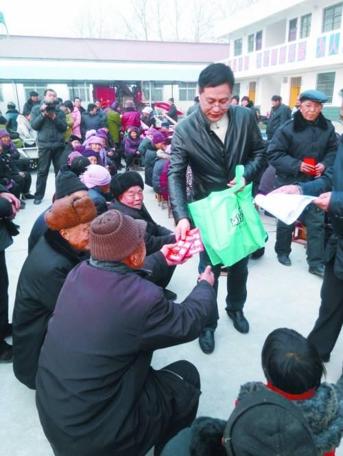 史少华在给村里老人发红包