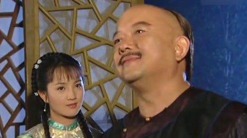 和珅说到自己以后伤心难耐，姑娘准备安慰和珅，纪晓岚出现了