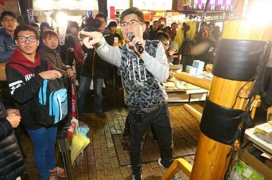 他在夜市摆摊叫卖,因为流利的口才加上爆笑的顺口溜,叫卖影片被网友放