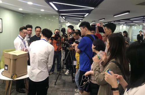 图为企业组代表、来看香港的创业青年正在介绍参赛项目吕可欣摄