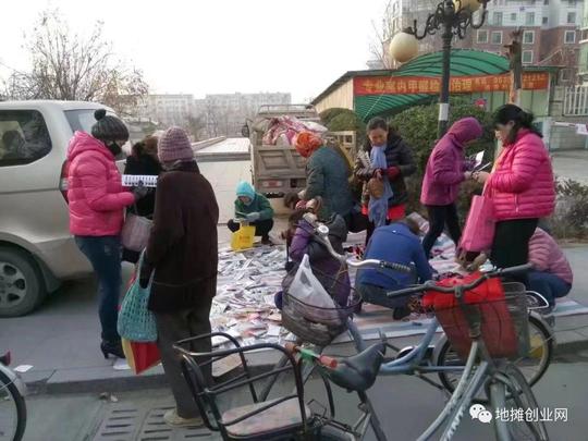 属于冬季12月份,温度都是零下几度,其实大家可以看他摆摊的周围环境
