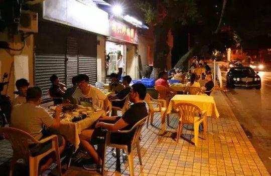 到了凌晨两三点,生意仍然超火爆~很多喜欢吃宵夜的人都会过来这里进行