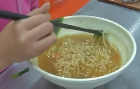 高校食堂卖"现煮泡面"晚上9点后想吃都要排队,只因生意太好了
