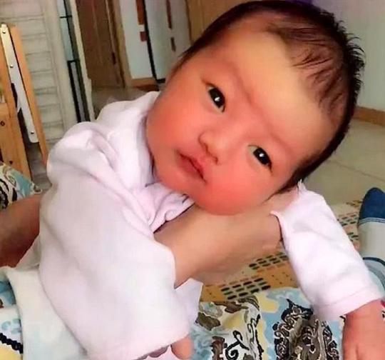 宝宝睡醒之后,露出一副"搞怪"的表情,妈妈顿时哭笑不得!