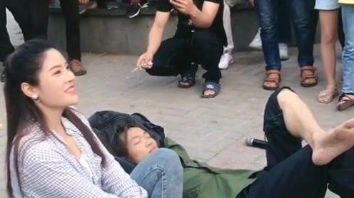 乞丐在公园卖唱，生意来了老婆太开心了，看看赚了多少钱