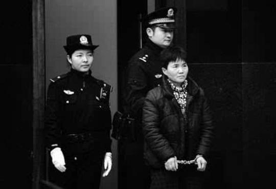 不堪家暴锤杀丈夫,图为庭审现场-女子不堪家暴锤杀丈夫忍受丈夫家