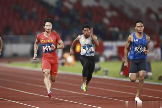 雅加达亚运会田径比赛中国队苏炳添许周政男子100米预赛晋级