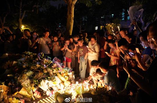 [上海市民自发聚集案发地悼念遇难者奉上鲜花,蜡烛]28日晚间,上海