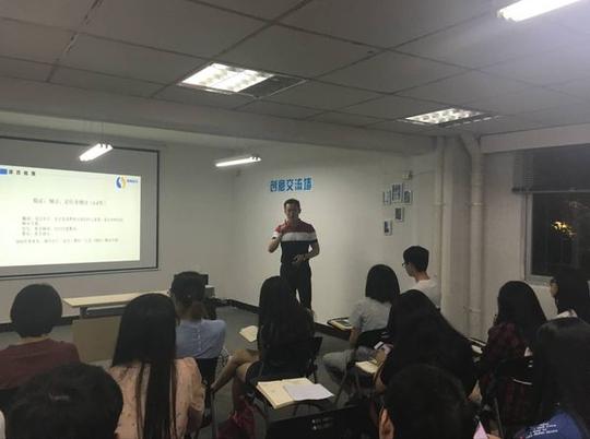 福建硕博信息科技有限公司副总经理张银福担任第二次授课的创业导师.