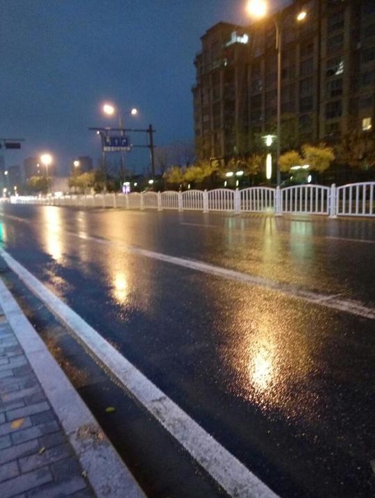 城市那么空,雨天,路灯,湿漉漉