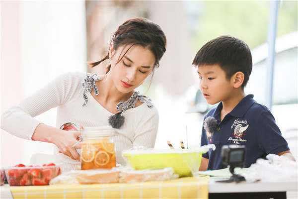 宝宝吃饭老是喜欢含在嘴里不咽怎么回事