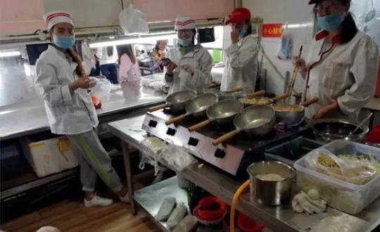 信阳学院一贫困学生放弃助学贷款承包食堂窗口带领同学创业.