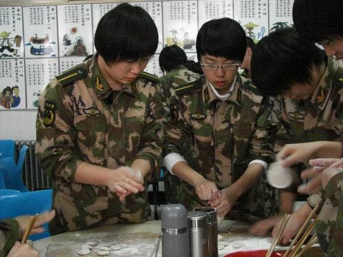 1月1日,中国人民武装警察部队学院的几名学员在食堂包饺子,欢庆元旦节