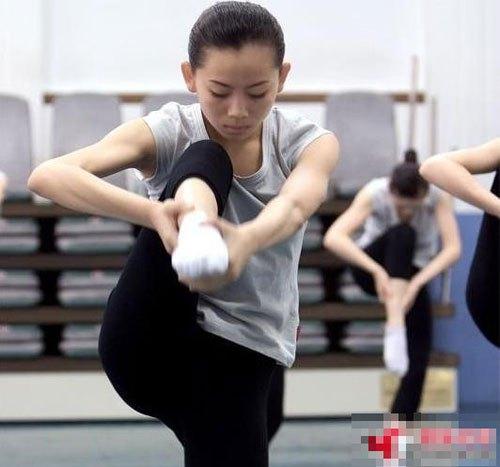 抓拍中央芭蕾舞团女生练功[组图]