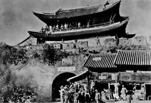 下图为保山古城布局,文笔塔下,易乐池畔,背靠太保,宝盖山,面向青华海