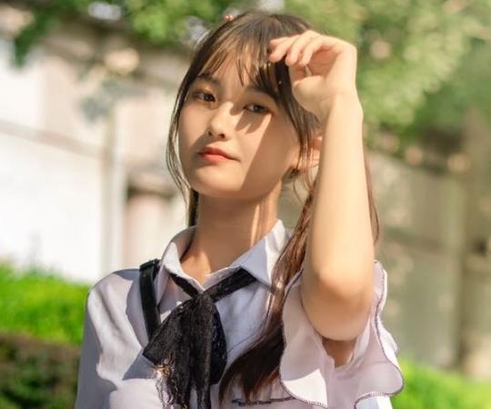 校园清纯美少女，甜美可人，尽显甜美气息