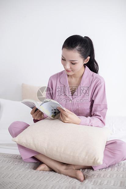 女主人在家里休息看书图片素材_免费下载_jpg