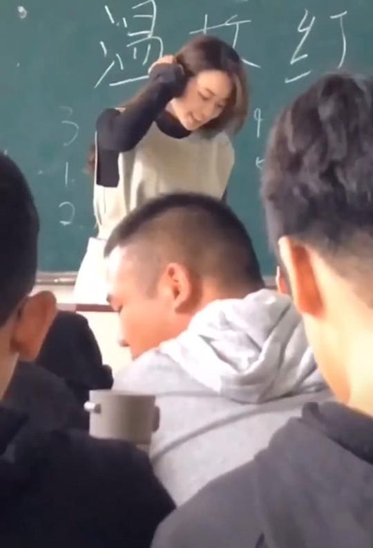 全抖音最美班主任，学生从不请假，网友:笑起来的瞬间就明白了!